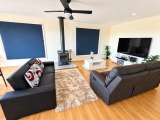 Carlenes Getaway Lake Views, Beach & Games Hub - 3