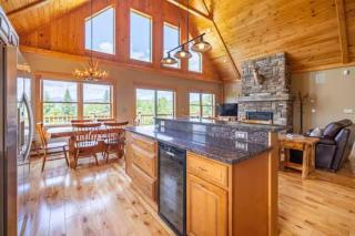 Chalet with Unbeatable Views, Hot tub, Game Room! - 0