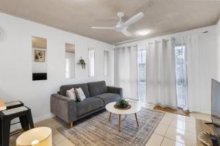 Bright 2-Bed Apartment Near Cairns Esplanade - 8