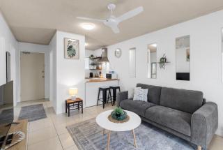 Bright 2-Bed Apartment Near Cairns Esplanade - 7