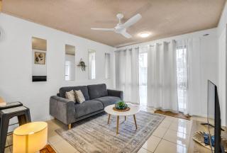 Bright 2-Bed Apartment Near Cairns Esplanade - 4
