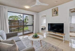 Bright 2-Bed Apartment Near Cairns Esplanade - 3