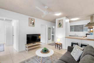 Bright 2-Bed Apartment Near Cairns Esplanade - 1
