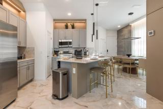 6BR Brand-New Townhouse Frozen and Transformers - 10568 - 3