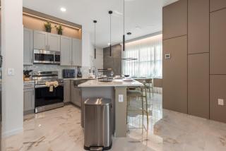 6BR Brand-New Townhouse Frozen and Transformers - 10568 - 2