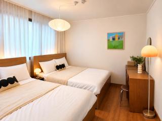 Onstay Jamsil, 2BR 3 Queen Beds, 4 Min to Subway, Lotte World, KSPO - 0
