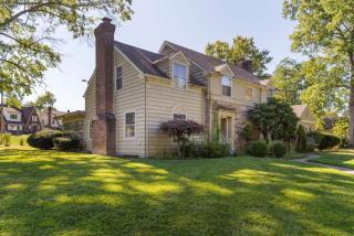 Private Fenced Yard• King Bed • Grill• Fireplace - 8
