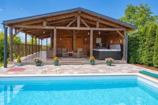 Pool House Green View /w Jacuzzi & Garden - Happy Rentals - 9