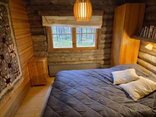 Peaceful 5BR Lakeside Cabin | Sauna & Fireplace - 9