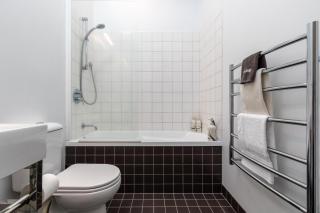 Central Luxe Retreat - Double Garage & Balcony - 1