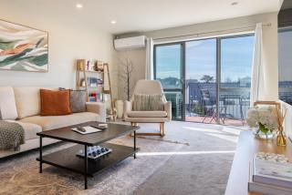 Central Luxe Retreat - Double Garage & Balcony - 0