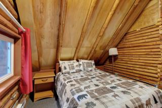 Log Cabin at Rainier Lodge (0.4 miles from entrance) - 7