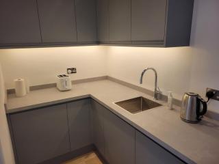 Modern 2 Bed Conversion with Free Parking - 9