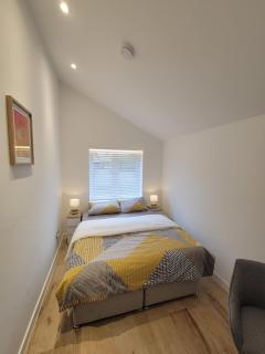 Modern 2 Bed Conversion with Free Parking - 8