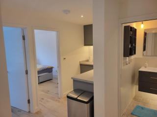 Modern 2 Bed Conversion with Free Parking - 7