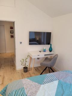 Modern 2 Bed Conversion with Free Parking - 5