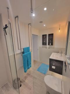 Modern 2 Bed Conversion with Free Parking - 4
