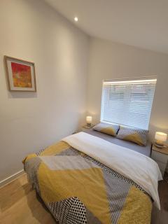 Modern 2 Bed Conversion with Free Parking - 1