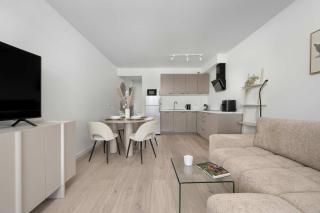 A Modern Studio with a Balcony in a Good Location by Noclegi Renters - 5