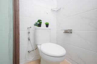 High Floor and Simply Look Studio at Sky House BSD Apartment By Travelio - 7