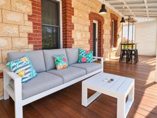 Garden Cottage sunny courtyard, parking - 8