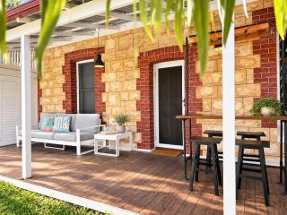 Garden Cottage sunny courtyard, parking - 6