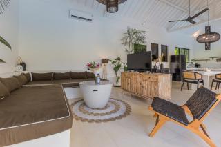 Elegant 3 BR villa huge pool in central Canggu - 8
