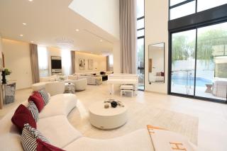 Luxury 4BR Villa | Private Pool & Gym - 0