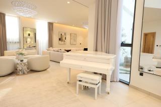 Luxury 4BR Villa | Private Pool & Gym - 7