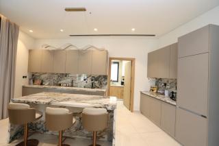 Luxury 4BR Villa | Private Pool & Gym - 2