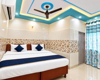 Revking--Hotel Janta Deluxe -2 Min Walk From karkardooma court metro station & Anand Vihar Railway Station - 3