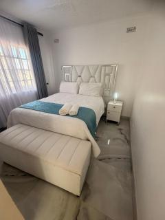 2 Bed Cottage close to Westgate Shopping Centre - 2