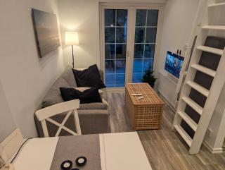Tiny house for four 200 m from beautiful white sandy beach and 20 min from Malmö - with internet, Netflix and parking included - 5