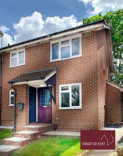 Lightwater - 1 Bedroom House - With Parking - 0
