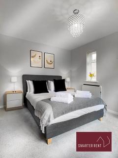 Lightwater - 1 Bedroom House - With Parking - 4