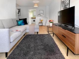 Wokingham - 2 Bedrooms Parking - 8