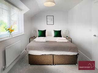 Wokingham - 2 Bedrooms Parking - 4