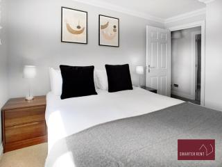 Wokingham 2 Bedroom Flat - Private Entrance - 4