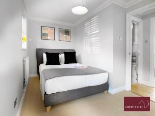 Wokingham 2 Bedroom Flat - Private Entrance - 3