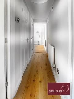 Wokingham 2 Bedroom Flat - Private Entrance - 2