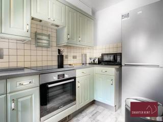 Woking 2 Bedroom House Parking Garden - 7
