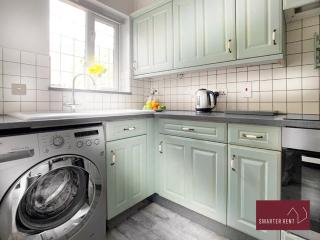 Woking 2 Bedroom House Parking Garden - 6
