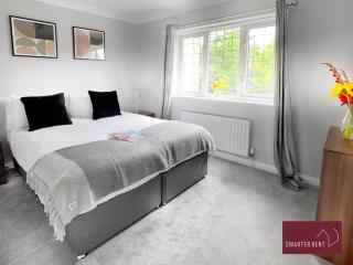 Woking 2 Bedroom House Parking Garden - 4