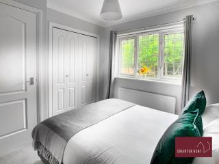 Woking 2 Bedroom House Parking Garden - 3