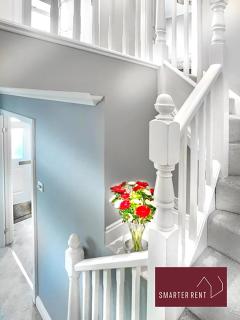 Woking - 2 Bedroom House - Parking - 7