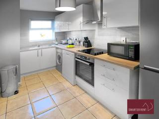 Woking - 2 Bedroom House - Parking - 6