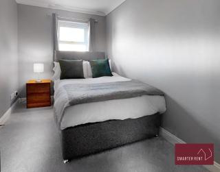 Woking - 2 Bedroom House - Parking - 3