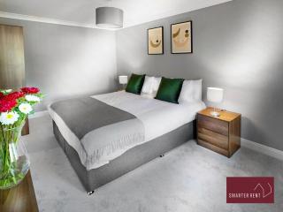 Woking - 2 Bedroom House - Parking - 4