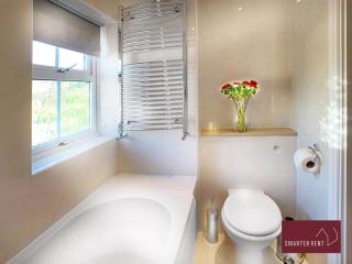 Woking - 2 Bedroom House - Parking - 1