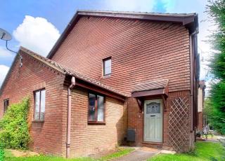 Wokingham - Two Bedroom House with parking - 0